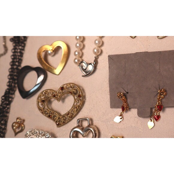 Vintage Heart Jewelry Lot 30 Pc Locket Brooches More - Picture 7 of 11